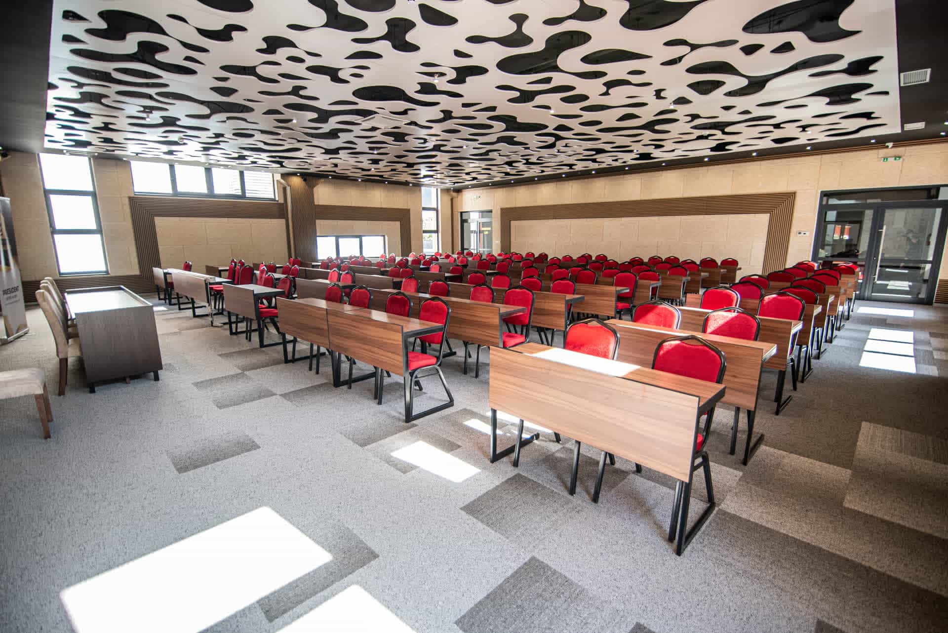 Moderno opremljena konferencijska sala
